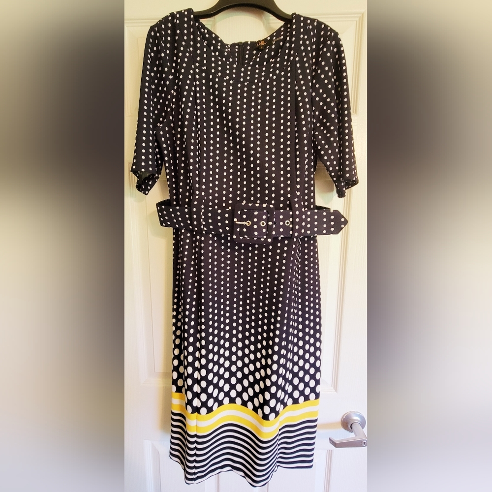 Polka dot knee-length dress with a belt and stripes